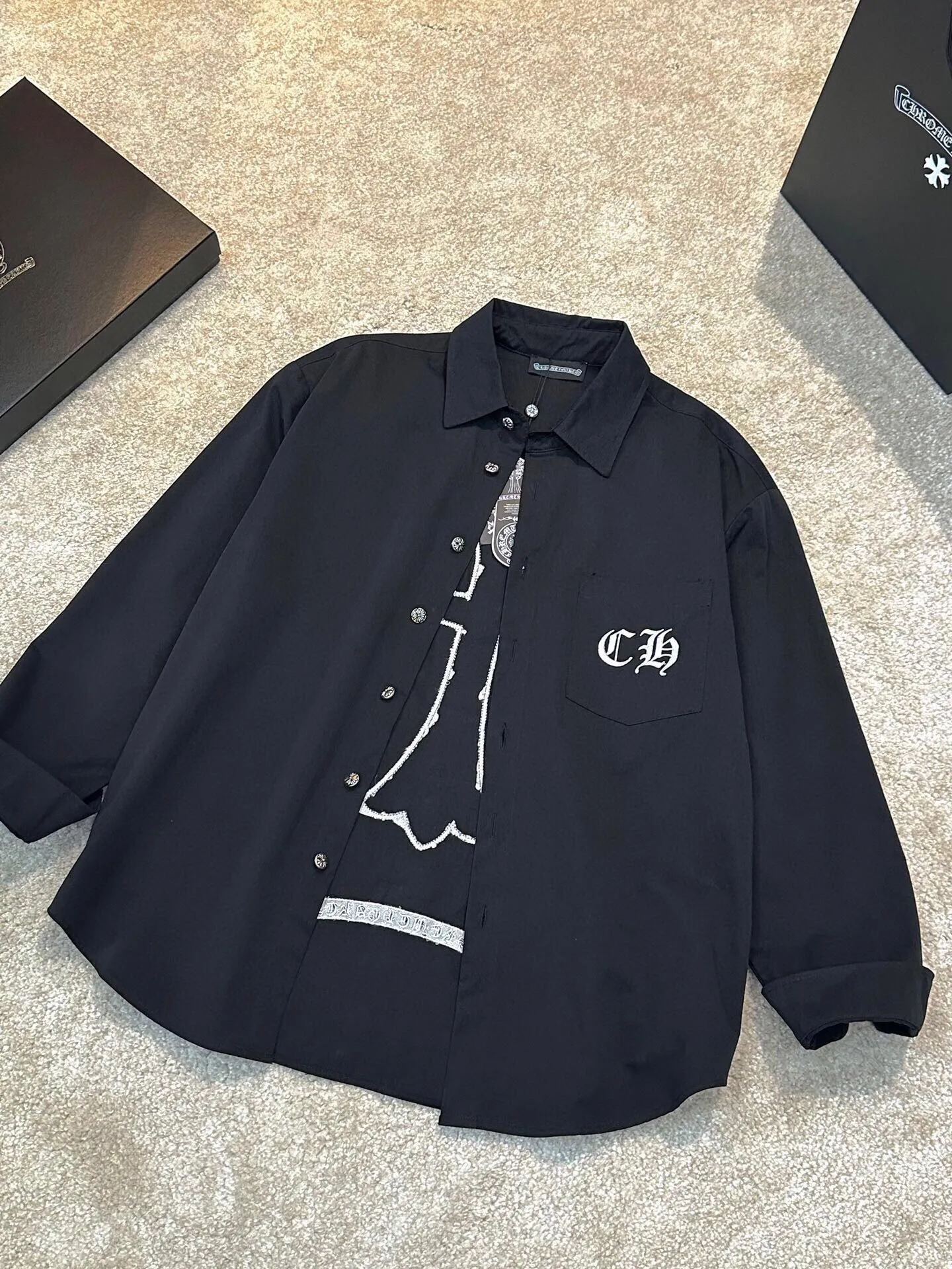 P430 Chrome Hearts leather cross leather embroidery shirt jacket! OS version can be worn by both men and women! The fabric is made of twill gauze cotton fabric! The texture is clear and smooth, not easy to wrinkle or fade! The embroidery process is complex and repetitive, and the requirements for the embroidery machine are very strict. The distance is always 45 centimeters! It won’t work if the spacing is too big, and it won’t work if it’s too small! The hardware is all carved and cast. This piece of clothing consumes a lot of material. More than 3 meters of material is used for one piece of clothing! After the garment is made, it needs to be fixed at high temperature, washed at a water temperature of more than 70 degrees, and softened by adding softener to make the upper body softer and smoother!   Color: black white Size: m-3xl Style number: 5856